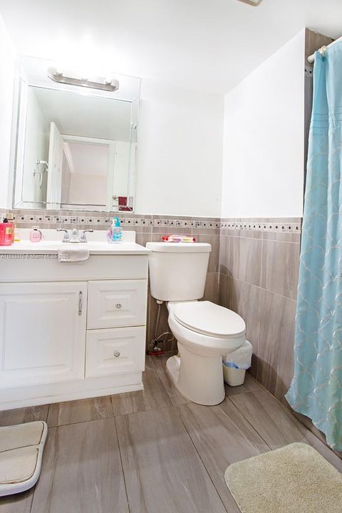 Active With Contract: $270,000 (2 beds, 2 baths, 1000 Square Feet)