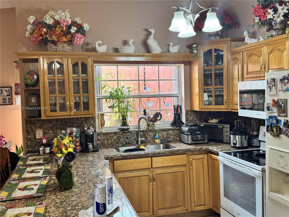 Недавно продано: $659,000 (3 спален, 2 ванн, 1711 Квадратных фут)