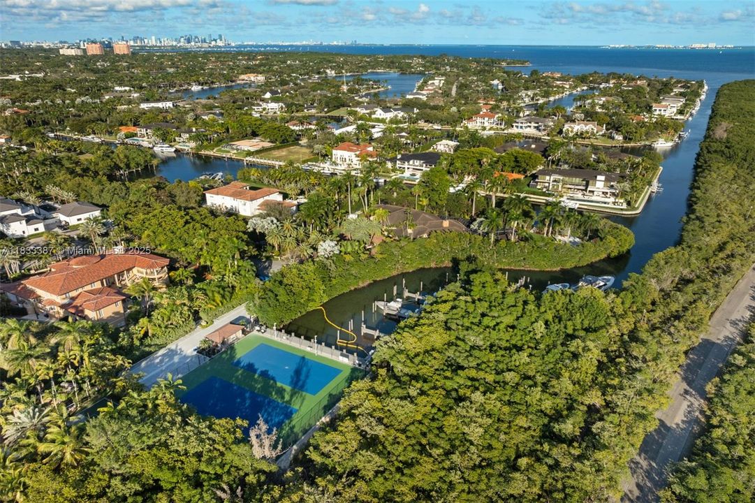 待售: $12,500,000 (1.54 acres)