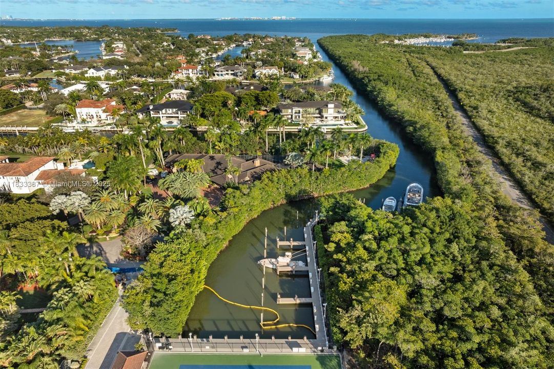 待售: $12,500,000 (1.54 acres)