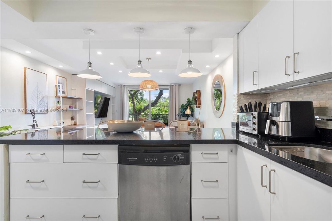 待售: $310,000 (1 贝兹, 1 浴室, 770 平方英尺)