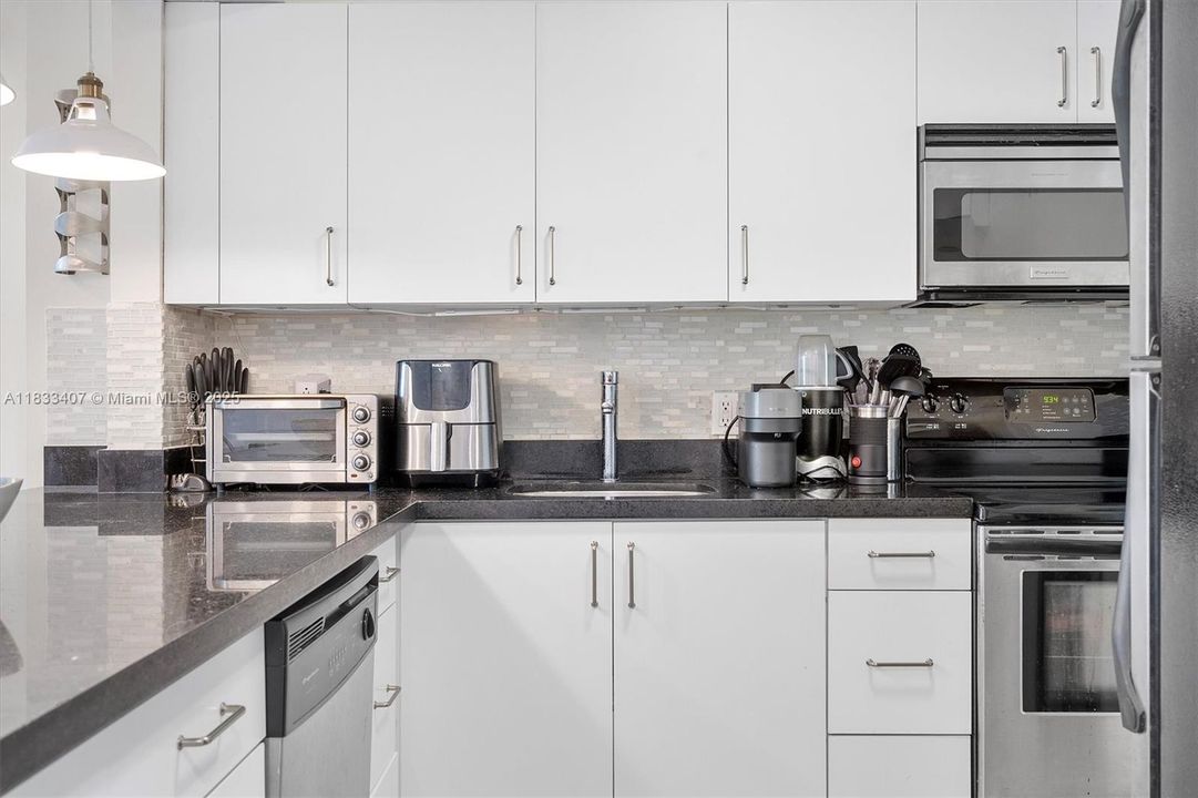 待售: $310,000 (1 贝兹, 1 浴室, 770 平方英尺)