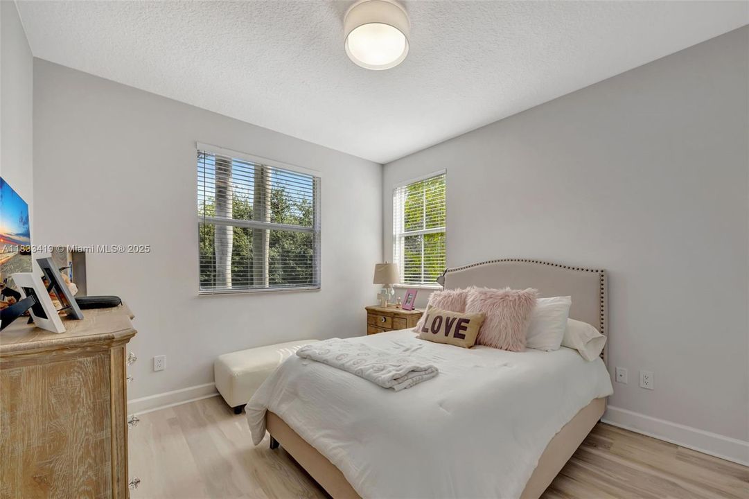 На продажу: $974,900 (4 спален, 2 ванн, 1864 Квадратных фут)