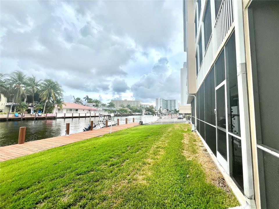For Sale: $322,900 (2 beds, 2 baths, 960 Square Feet)