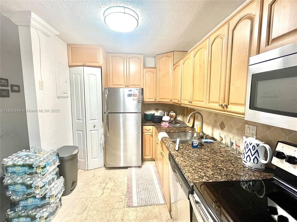 For Sale: $322,900 (2 beds, 2 baths, 960 Square Feet)