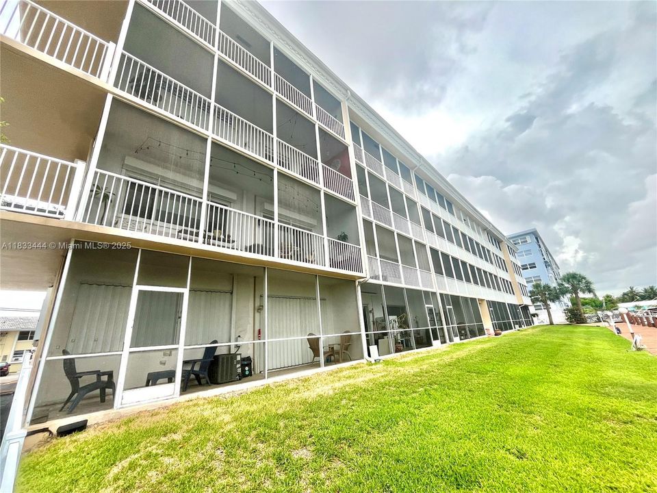 For Sale: $322,900 (2 beds, 2 baths, 960 Square Feet)