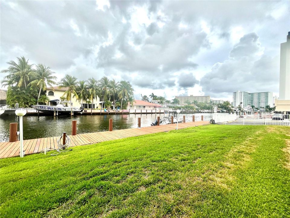 For Sale: $322,900 (2 beds, 2 baths, 960 Square Feet)