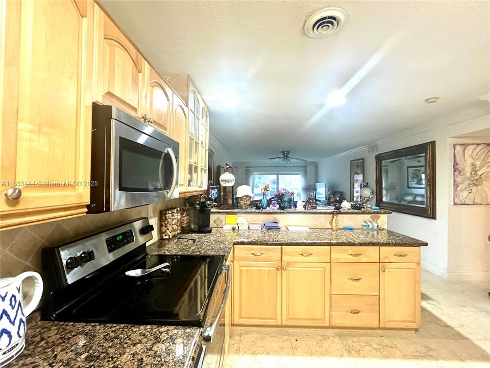 For Sale: $322,900 (2 beds, 2 baths, 960 Square Feet)