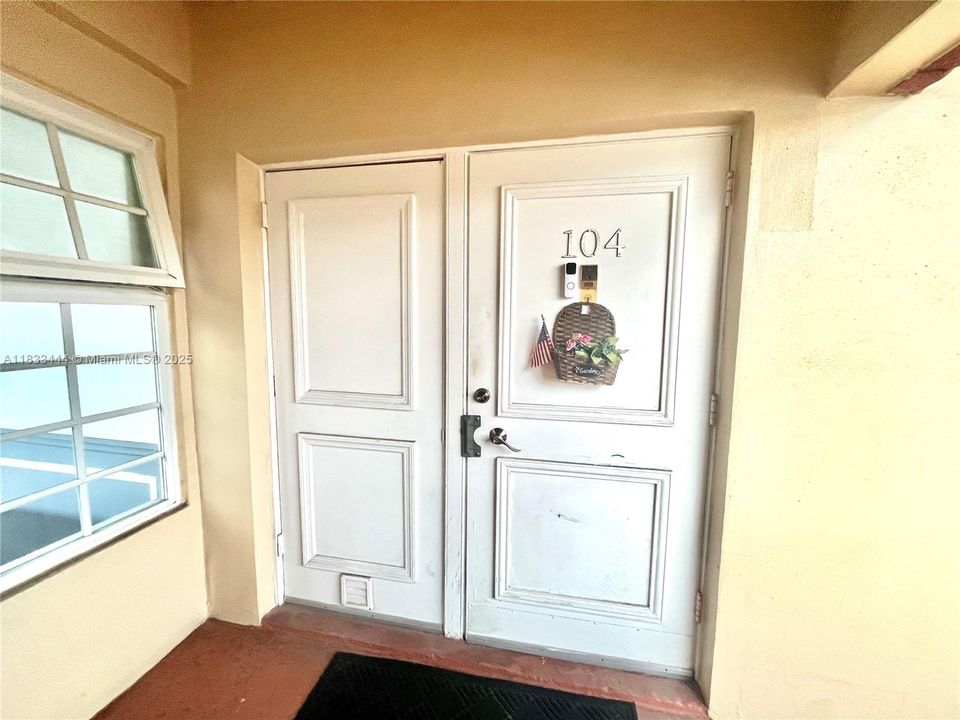 For Sale: $322,900 (2 beds, 2 baths, 960 Square Feet)