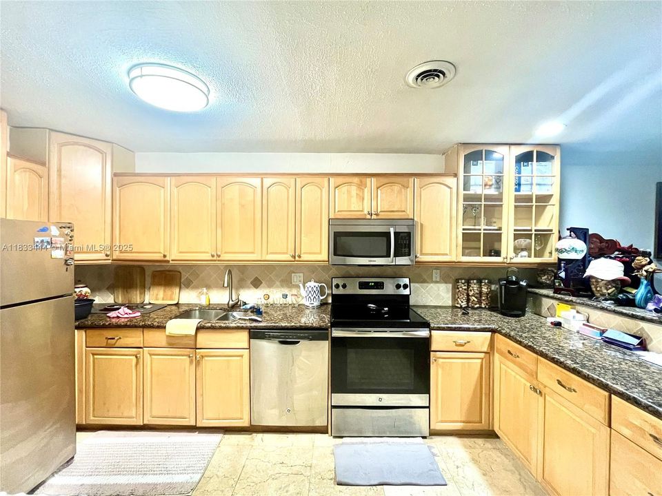 For Sale: $322,900 (2 beds, 2 baths, 960 Square Feet)