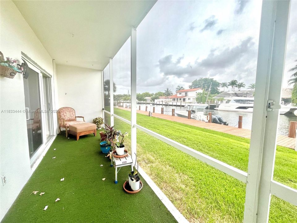 For Sale: $322,900 (2 beds, 2 baths, 960 Square Feet)