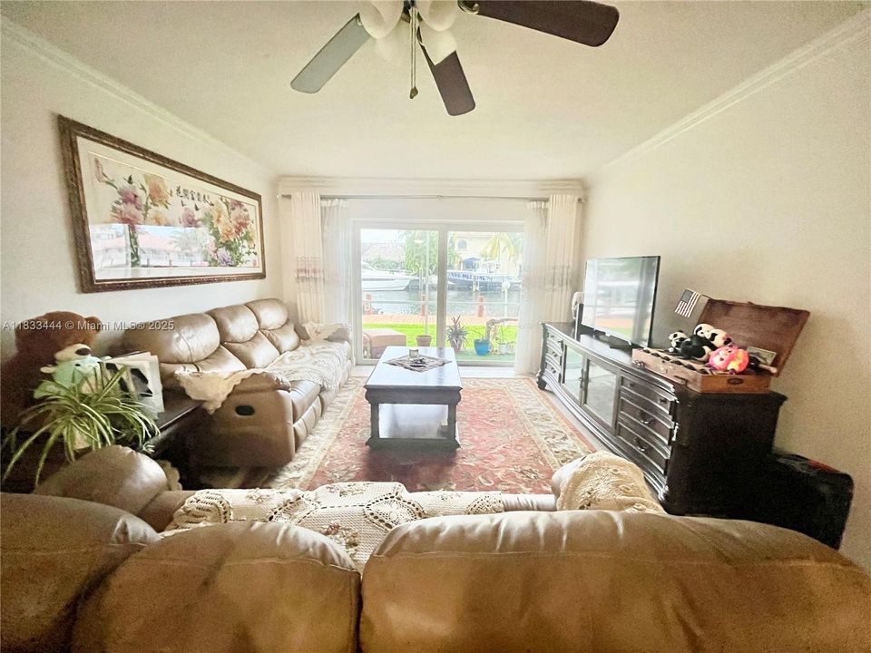 For Sale: $322,900 (2 beds, 2 baths, 960 Square Feet)