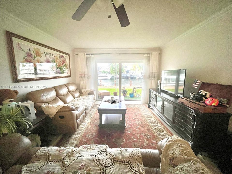 For Sale: $322,900 (2 beds, 2 baths, 960 Square Feet)