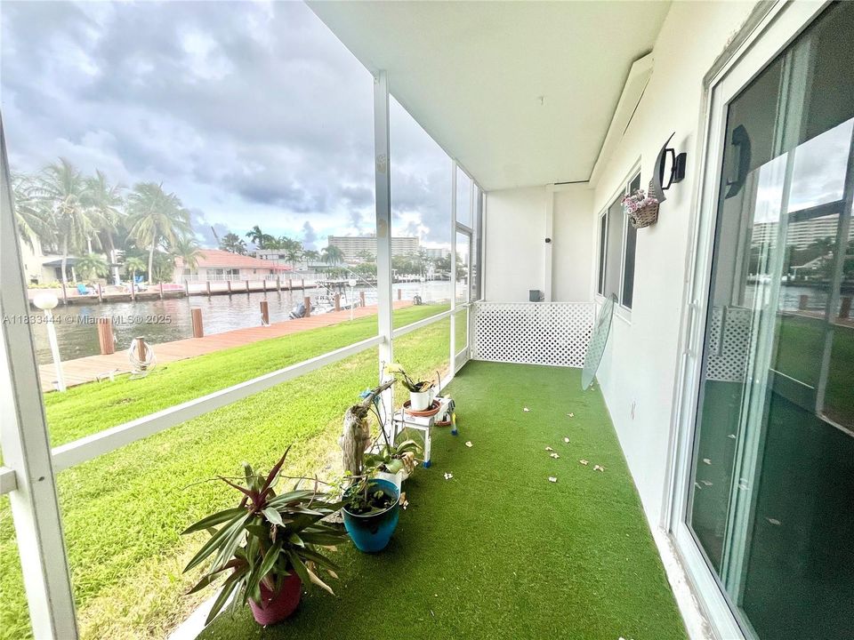 For Sale: $322,900 (2 beds, 2 baths, 960 Square Feet)