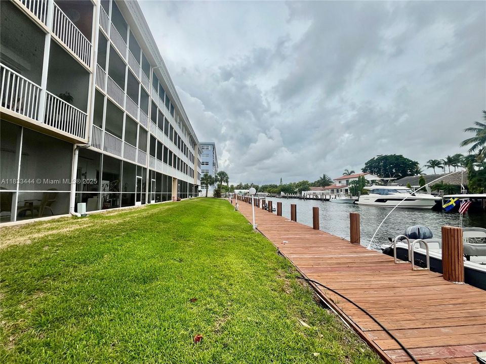 For Sale: $322,900 (2 beds, 2 baths, 960 Square Feet)