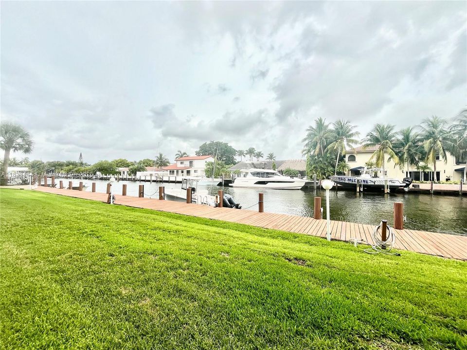 For Sale: $322,900 (2 beds, 2 baths, 960 Square Feet)