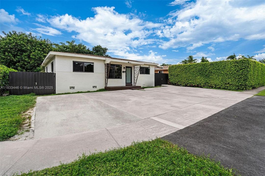 Недавно продано: $524,000 (4 спален, 2 ванн, 1546 Квадратных фут)