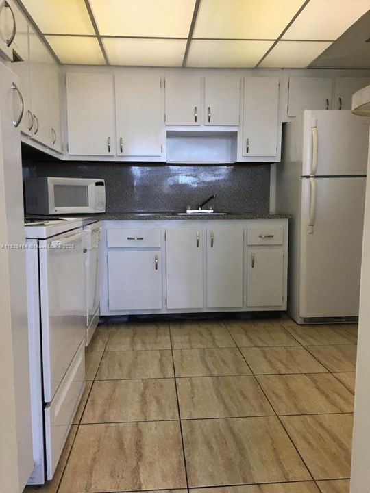 For Sale: $139,800 (1 beds, 1 baths, 790 Square Feet)