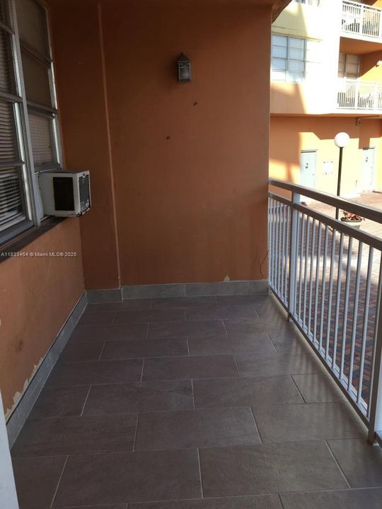 For Sale: $139,800 (1 beds, 1 baths, 790 Square Feet)