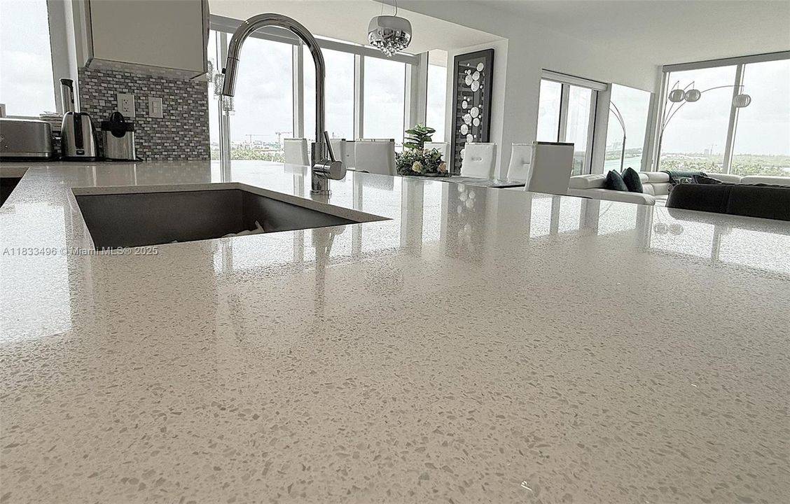 En Venta: $1,950,000 (3 camas, 2 baños, 1300 Pies cuadrados)