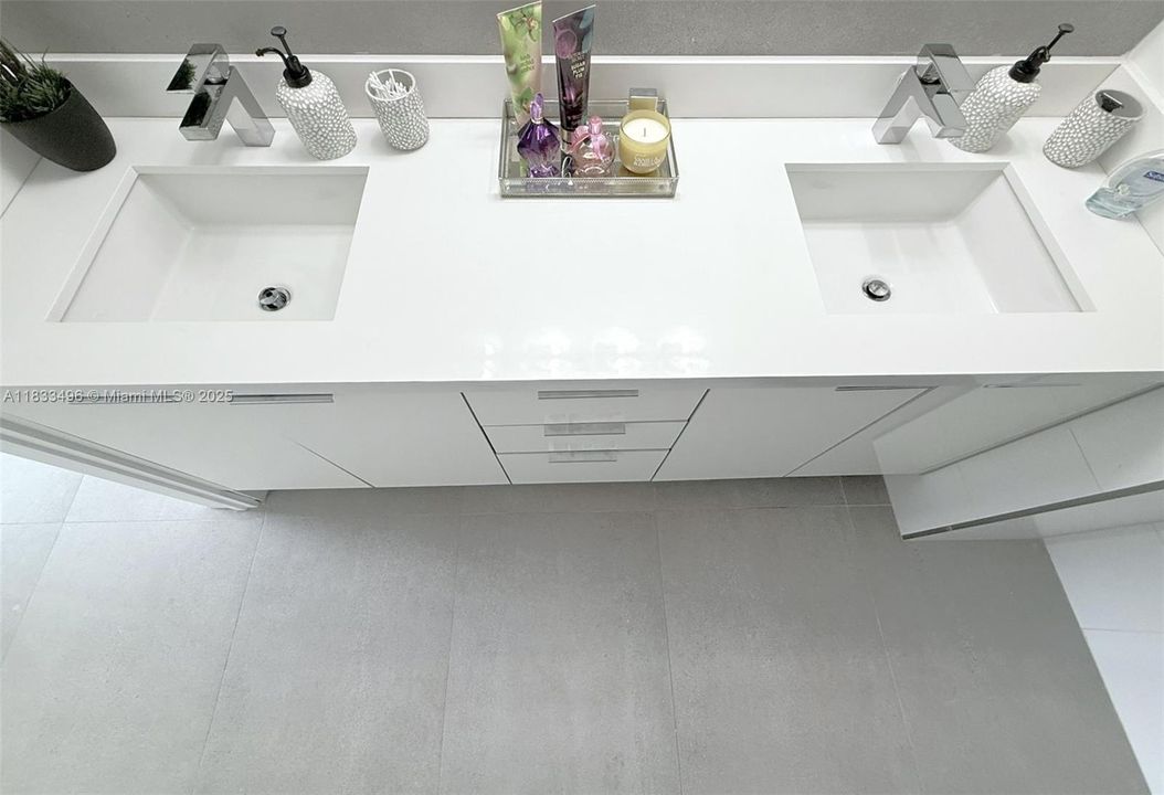 En Venta: $1,950,000 (3 camas, 2 baños, 1300 Pies cuadrados)