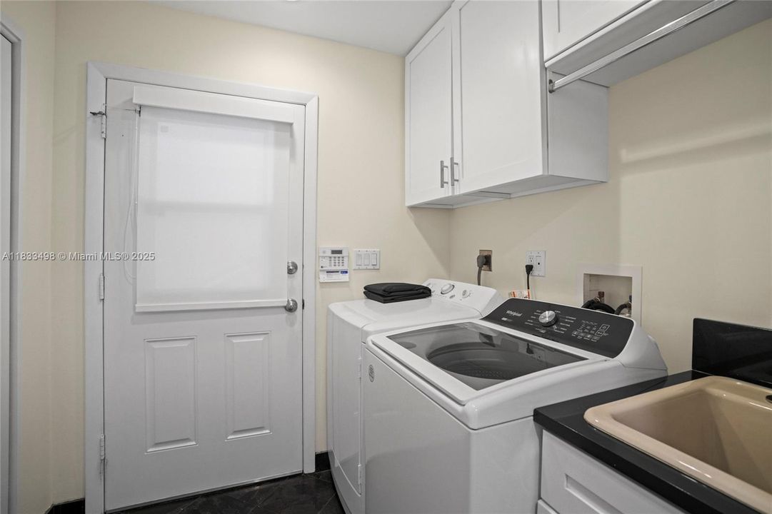 Activo con contrato: $5,000 (2 camas, 2 baños, 2300 Pies cuadrados)