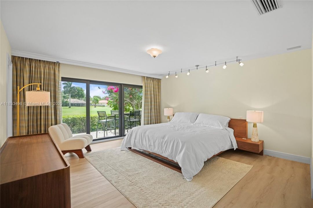 Activo con contrato: $5,000 (2 camas, 2 baños, 2300 Pies cuadrados)