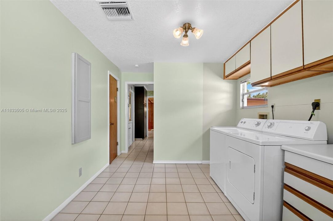 Recently Sold: $1,200,000 (2 beds, 2 baths, 2103 Square Feet)