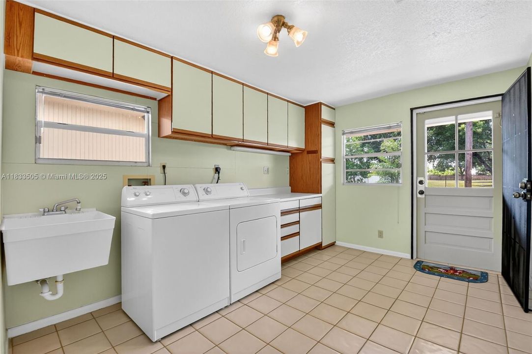 Recently Sold: $1,200,000 (2 beds, 2 baths, 2103 Square Feet)