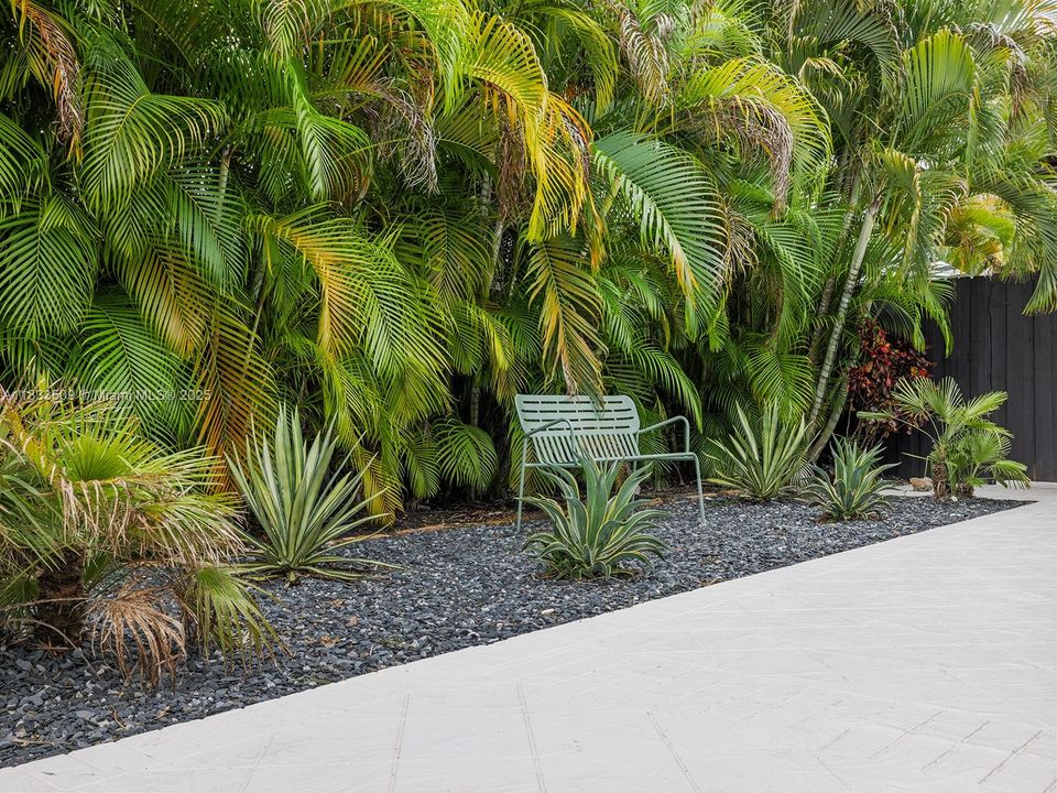 Recently Rented: $2,000 (1 beds, 1 baths, 1325 Square Feet)