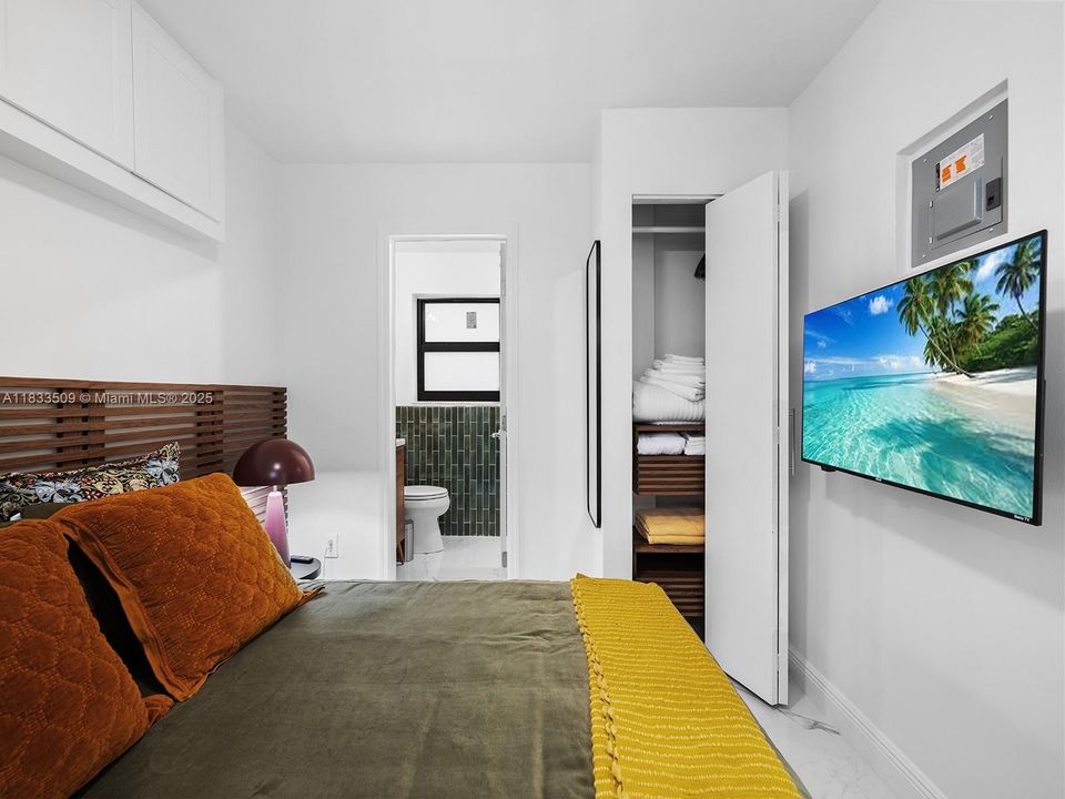 Recently Rented: $2,000 (1 beds, 1 baths, 1325 Square Feet)