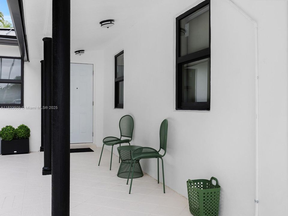 Recently Rented: $2,000 (1 beds, 1 baths, 1325 Square Feet)