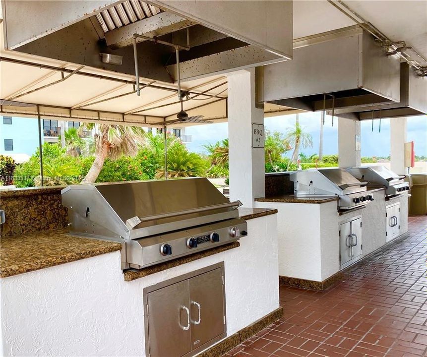 Active With Contract: $329,000 (1 beds, 1 baths, 864 Square Feet)