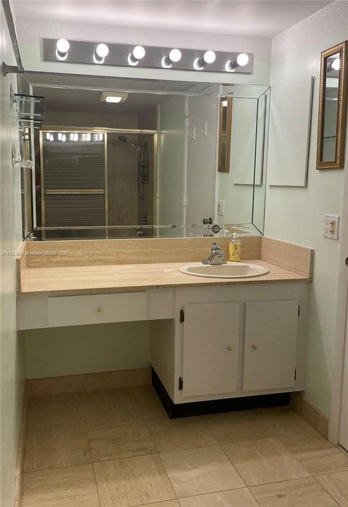 Active With Contract: $329,000 (1 beds, 1 baths, 864 Square Feet)