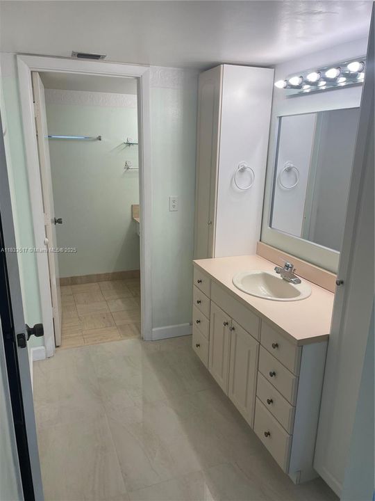 Active With Contract: $329,000 (1 beds, 1 baths, 864 Square Feet)