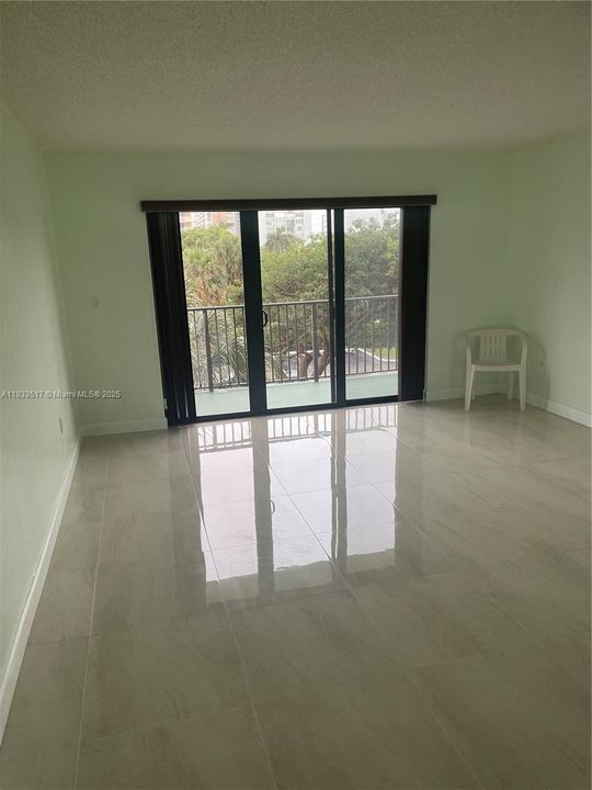 Active With Contract: $329,000 (1 beds, 1 baths, 864 Square Feet)