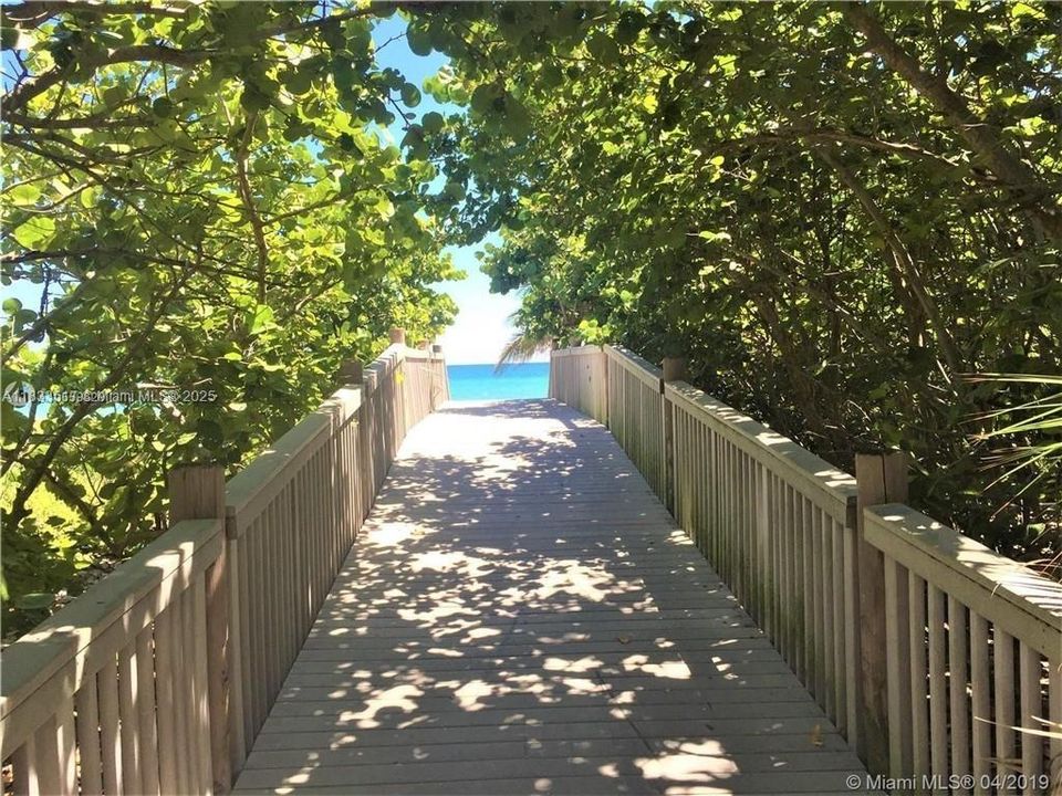 Active With Contract: $329,000 (1 beds, 1 baths, 864 Square Feet)