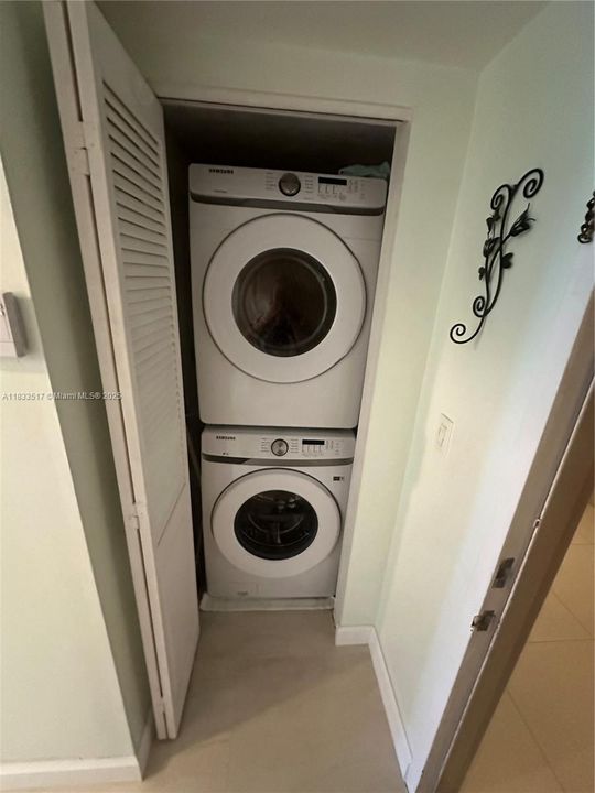 Active With Contract: $329,000 (1 beds, 1 baths, 864 Square Feet)