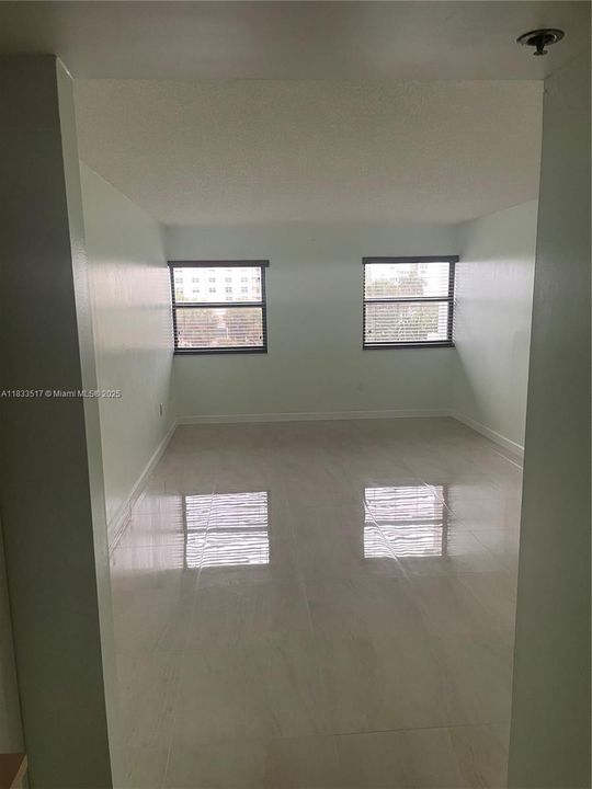 Active With Contract: $329,000 (1 beds, 1 baths, 864 Square Feet)