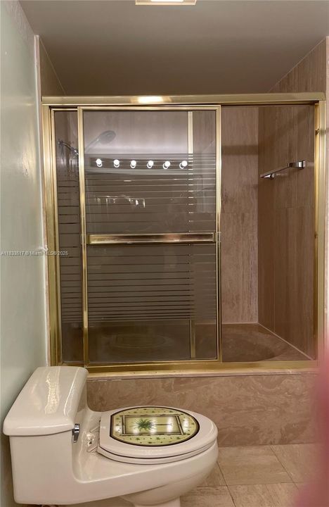 Active With Contract: $329,000 (1 beds, 1 baths, 864 Square Feet)