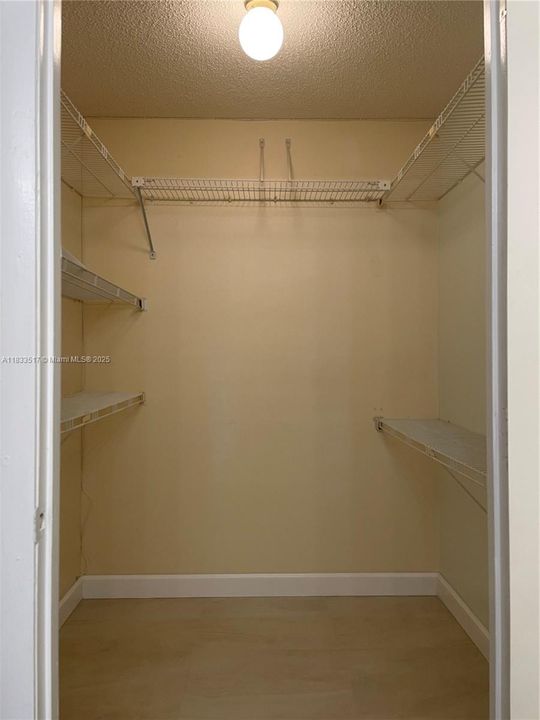 Active With Contract: $329,000 (1 beds, 1 baths, 864 Square Feet)