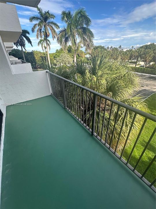 Active With Contract: $329,000 (1 beds, 1 baths, 864 Square Feet)