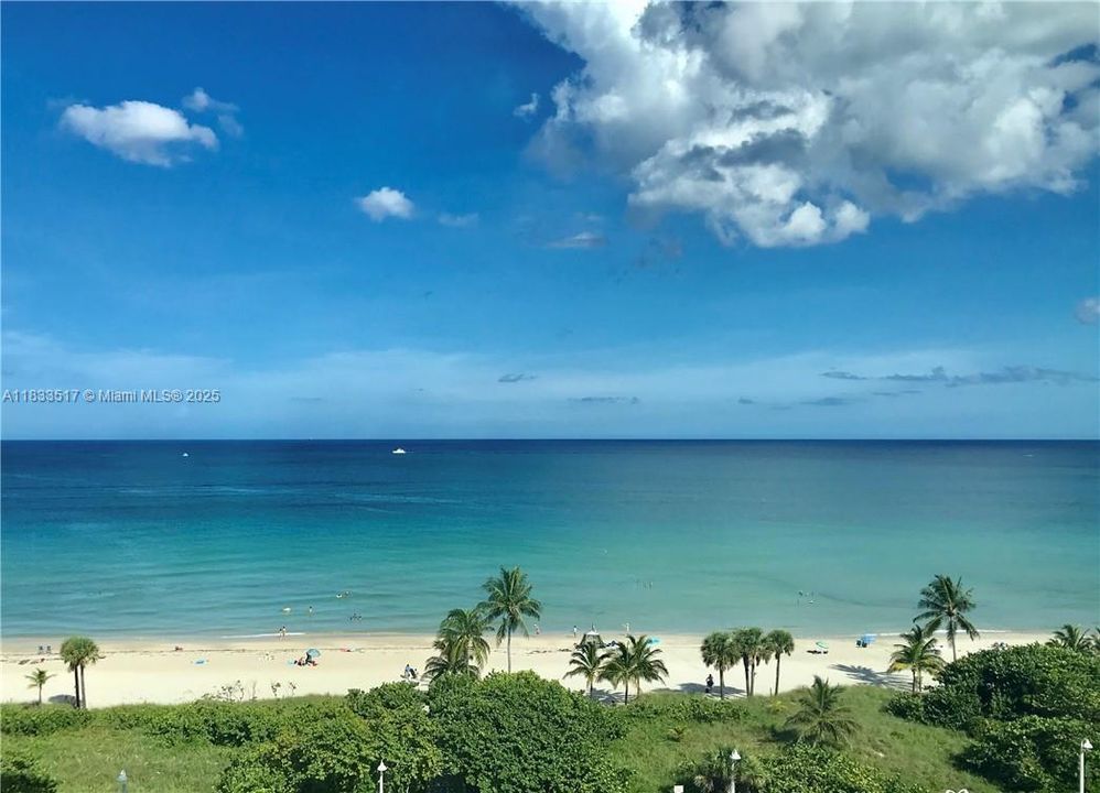 Active With Contract: $329,000 (1 beds, 1 baths, 864 Square Feet)