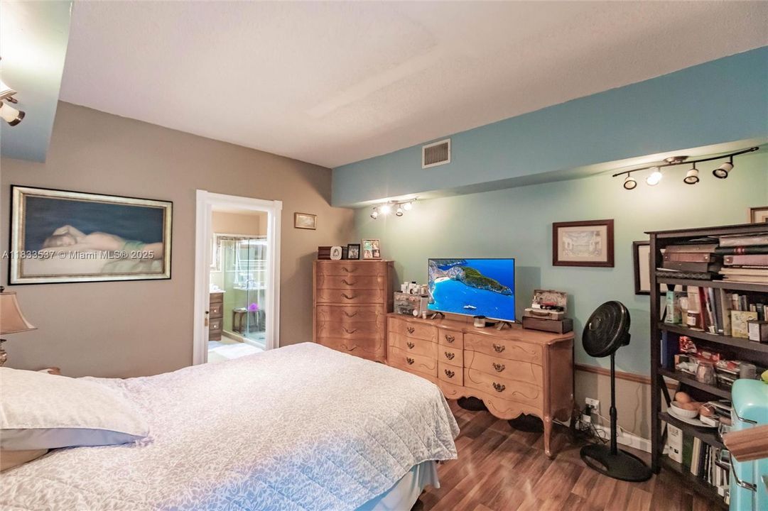 For Sale: $815,000 (3 beds, 2 baths, 1557 Square Feet)