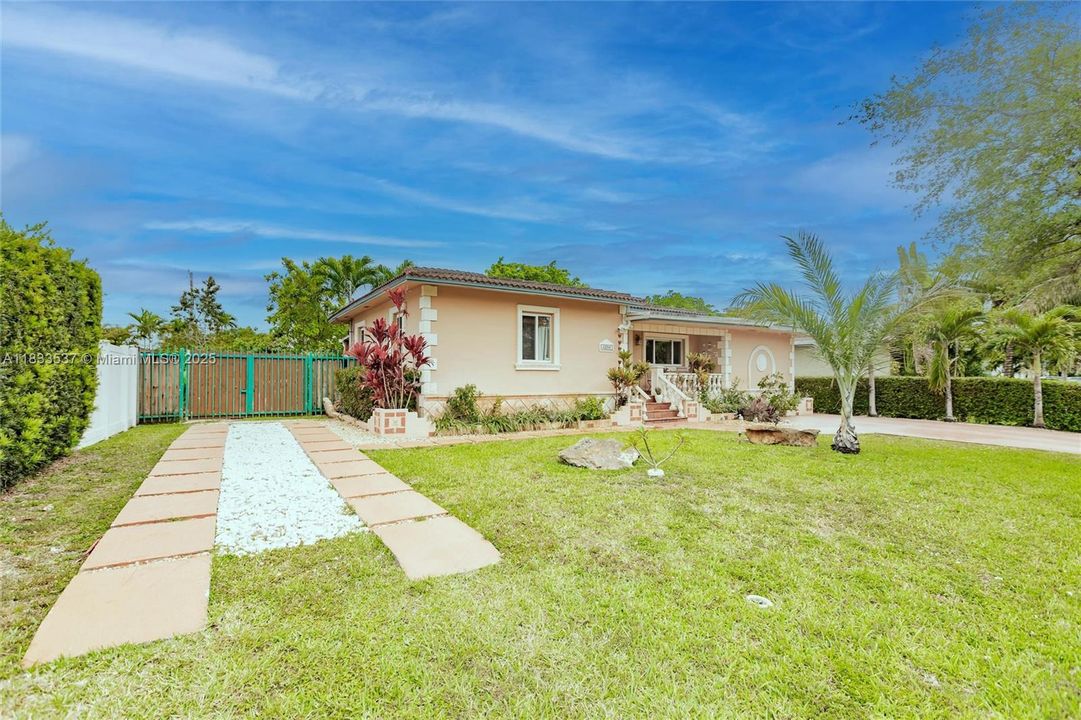 For Sale: $815,000 (3 beds, 2 baths, 1557 Square Feet)