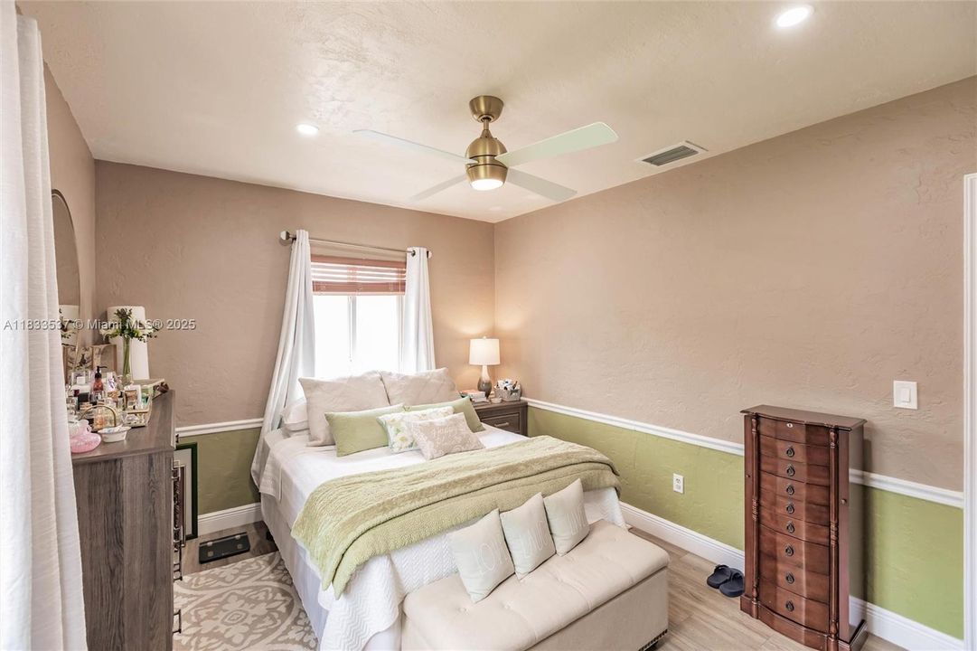 For Sale: $815,000 (3 beds, 2 baths, 1557 Square Feet)