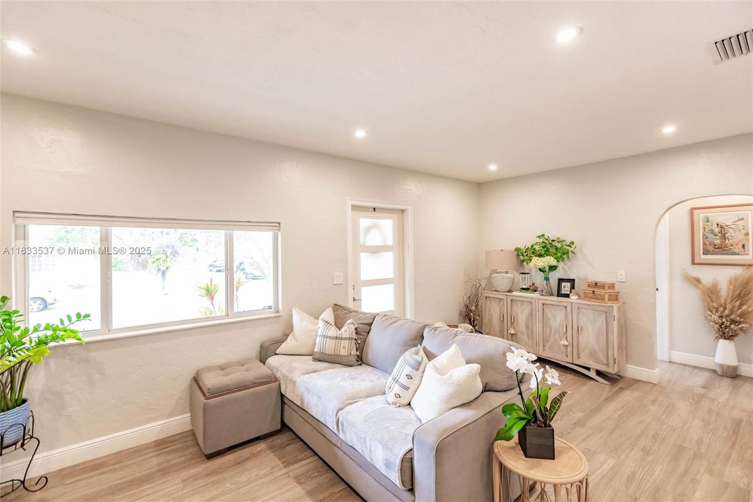 For Sale: $815,000 (3 beds, 2 baths, 1557 Square Feet)