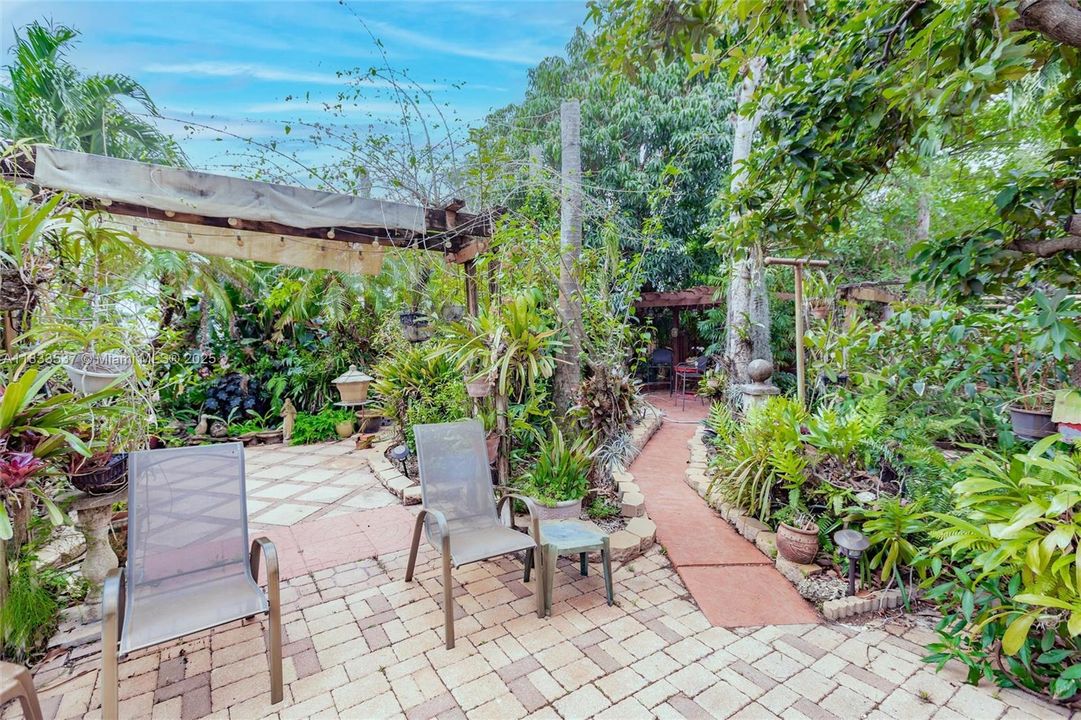 For Sale: $815,000 (3 beds, 2 baths, 1557 Square Feet)