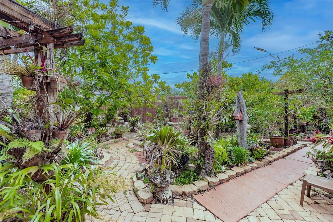 For Sale: $815,000 (3 beds, 2 baths, 1557 Square Feet)