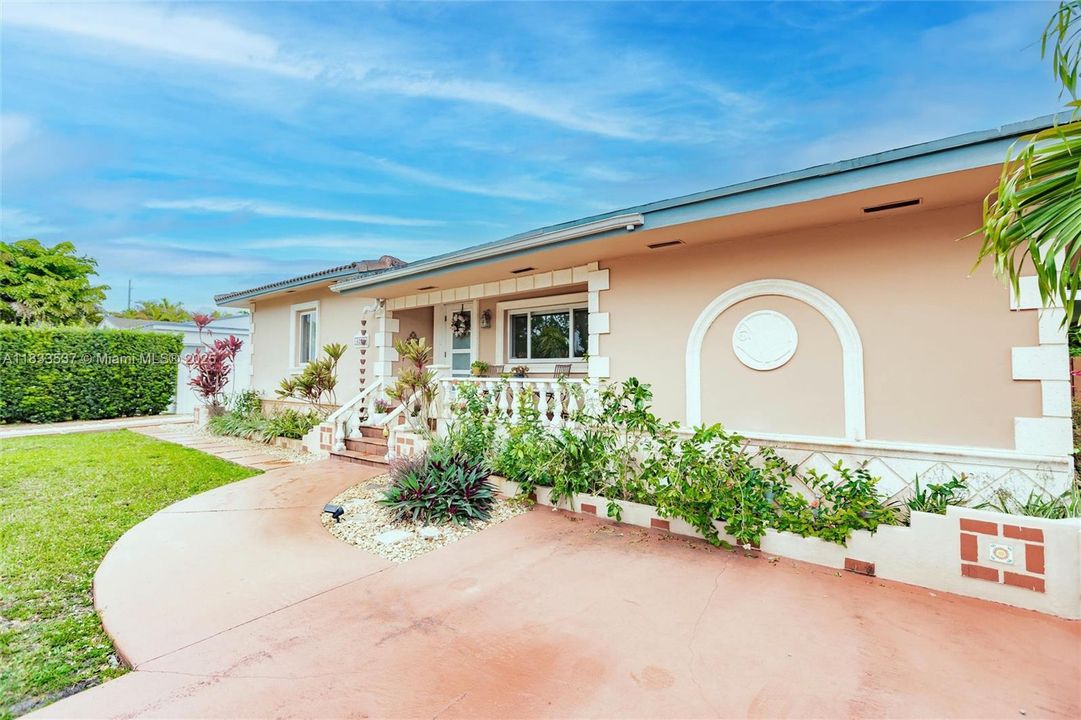 For Sale: $815,000 (3 beds, 2 baths, 1557 Square Feet)